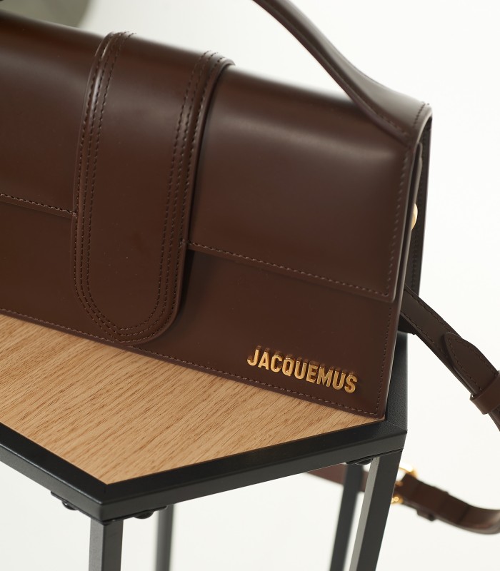 Jacquemus Borsa Marrone in Pelle – Eleganza Minimal & Design Iconico