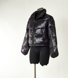 Giubbotto Imperfect corto nero lucido da donna – Piumino trendy e leggero