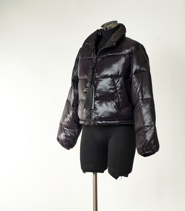 Giubbotto Imperfect corto nero lucido da donna – Piumino trendy e leggero