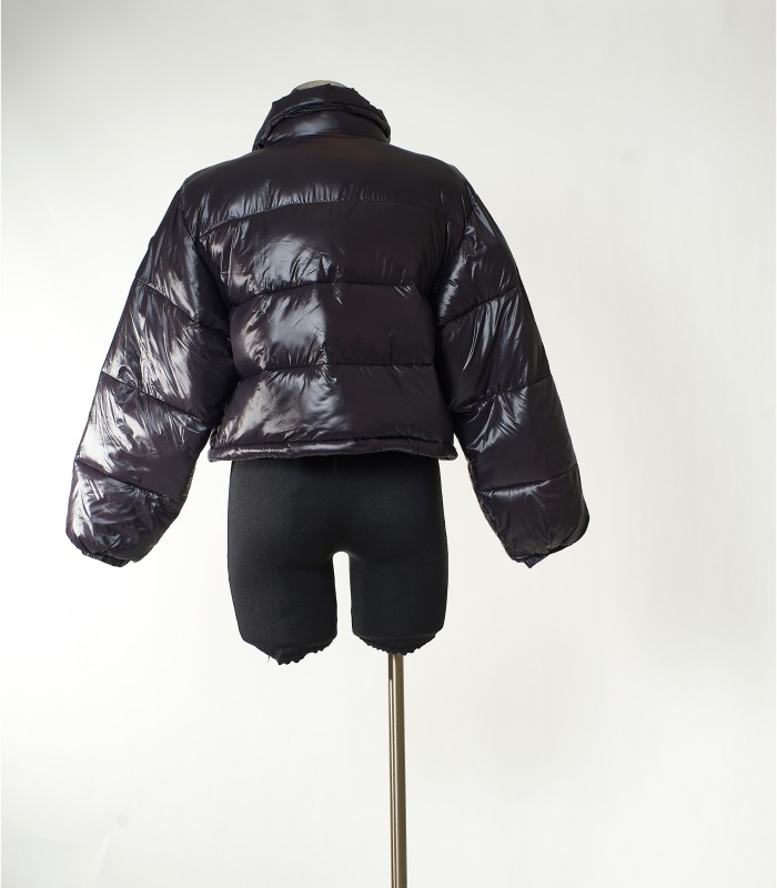Giubbotto Imperfect corto nero lucido da donna – Piumino trendy e leggero